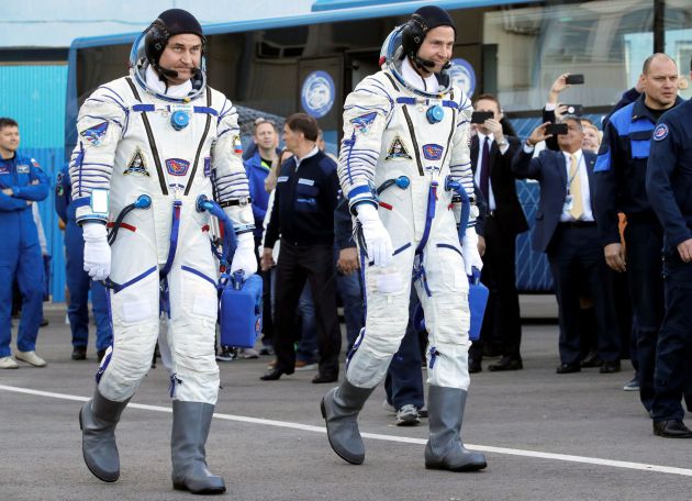 El cosmonauta Alexey Ovchinin (i) y el astronauta Nick Hague (d) momentos antes de subir a bordo de la Soyuz MS-10 en el cosmódromo de Baikonur. El cosmonauta Alexey Ovchinin (i) y el astronauta Nick Hague (d) momentos antes de subir a bordo de la Soyuz MS-10 en el cosmódromo de Baikonur.