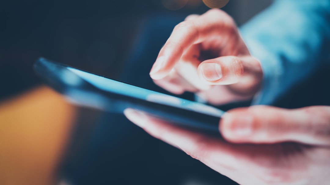 Cerrar las 'apps' de tu móvil no ahorra batería