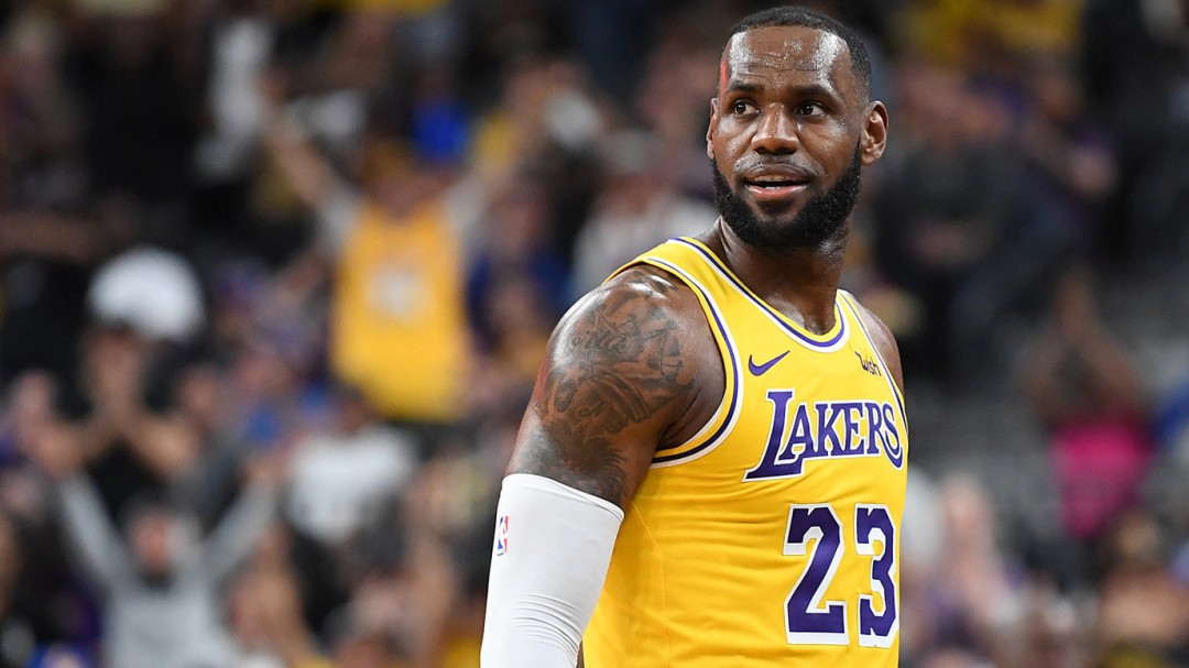 LeBron anota desde su 'casa' y lo celebra... como si nada