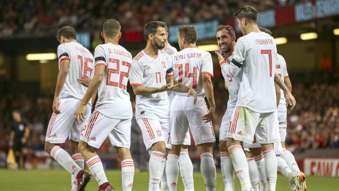 Alcácer y Suso presentan el curriculum ante una Gales muy débil