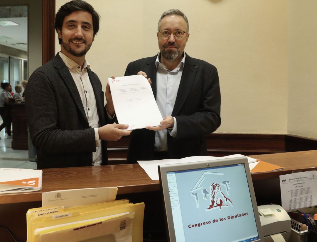 El portavoz de Ciudadanos en el Congreso de los Diputados Juan Carlos Girauta y Toni Roldán, durante la presentación de un proyecto de Ley "anti-dedazos" El portavoz de Ciudadanos en el Congreso de los Diputados Juan Carlos Girauta y Toni Roldán, durante la presentación de un proyecto de Ley "anti-dedazos"