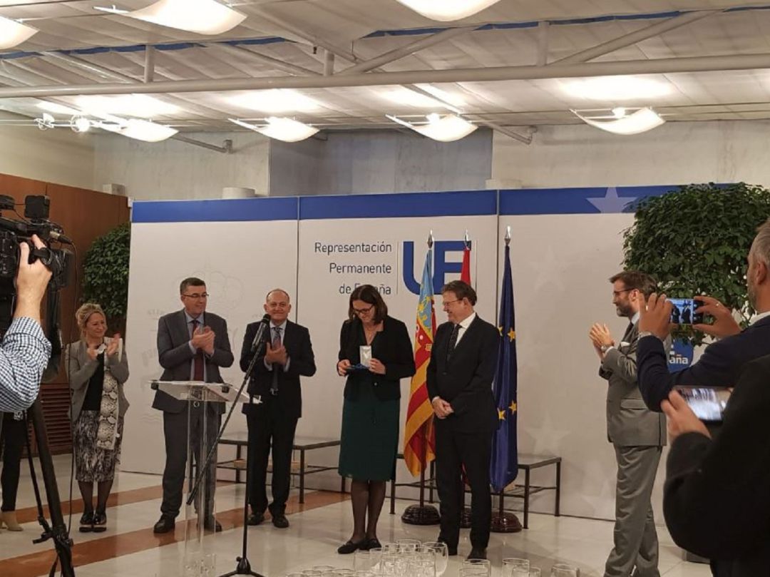 XImo Puig entrega la Distinción Lluís Vives a la comisaria europea Malmström XImo Puig entrega la Distinción Lluís Vives a la comisaria europea Malmström