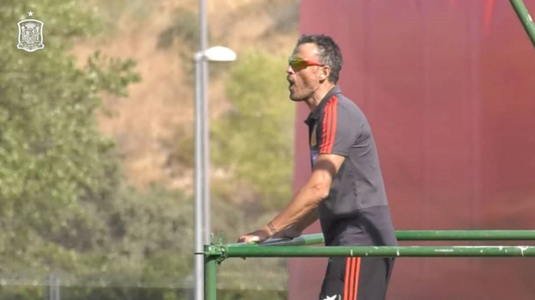 Luis Enrique desde el andamio construido en la Ciudad del Fútbol Luis Enrique desde el andamio construido en la Ciudad del Fútbol