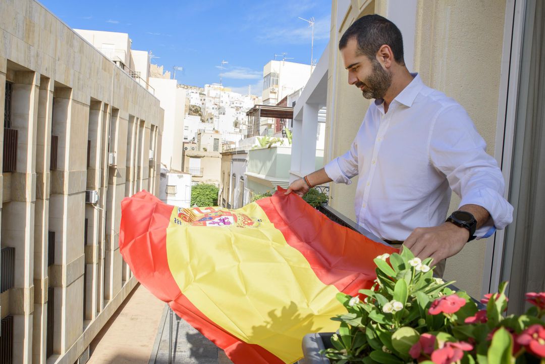 Ramón Fernández-Pacheco, alcalde de Almería, colocando una bandera en su balcón. Ramón Fernández-Pacheco, alcalde de Almería, colocando una bandera en su balcón.