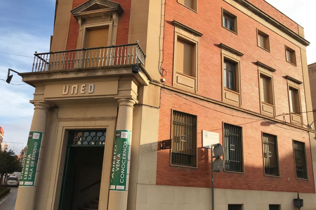 Fachada de la UNED en Valdepeñas (Ciudad Real) Fachada de la UNED en Valdepeñas (Ciudad Real)