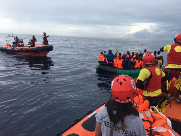 Rescate de la segunda patera en el mar de Alborán Rescate de la segunda patera en el mar de Alborán