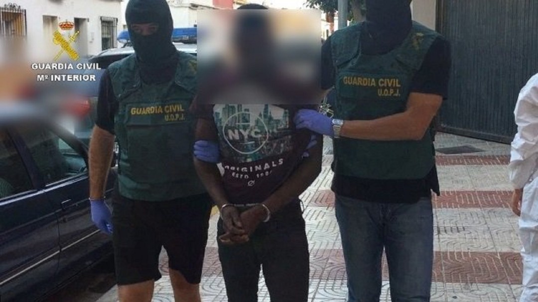 Detenido en Barajas por la muerte de la mujer hallada en un vertedero de Almería