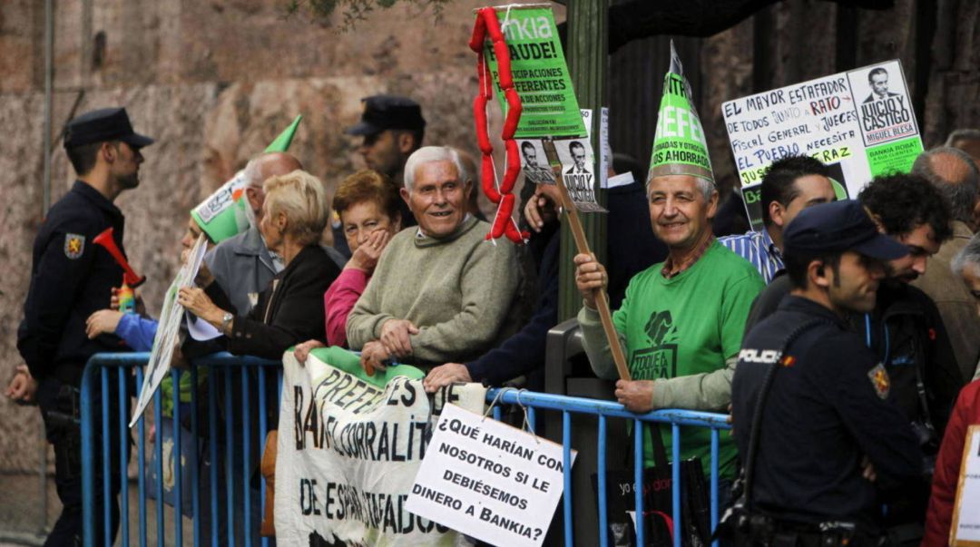 Grupo de preferentistas frente a la Audiencia Nacional en la calle Prim Grupo de preferentistas frente a la Audiencia Nacional en la calle Prim