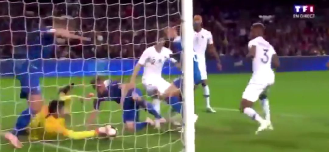 Lloris, durante la jugada de las cuatro paradas ante Islandia Lloris, durante la jugada de las cuatro paradas ante Islandia