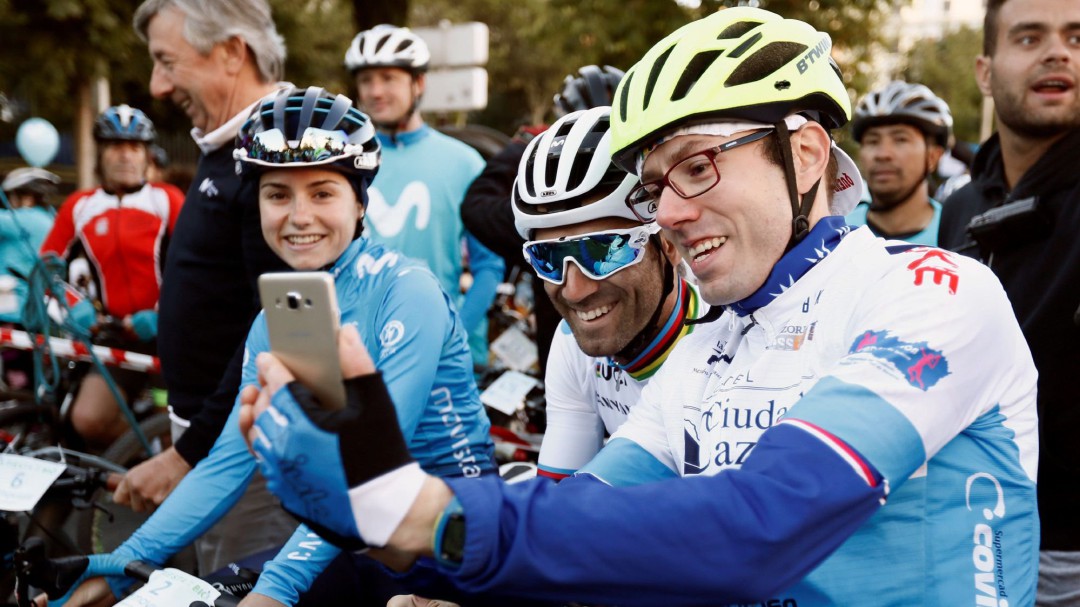 La colorida indumentaria de Valverde para lucir el maillot de campeón del mundo al máximo