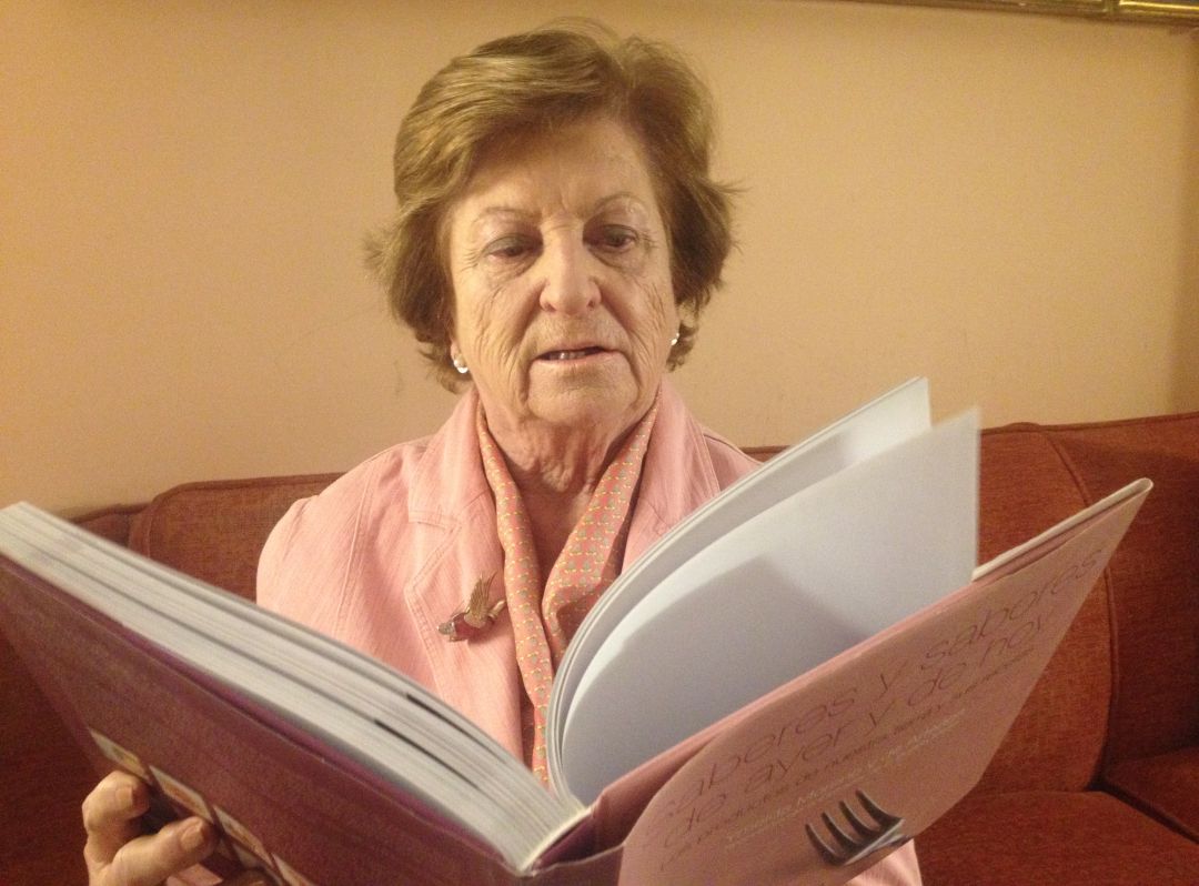 Ymelda Moreno, hojeando su último libro: 'Saberes y sabores de ayer y de hoy'. Ymelda Moreno, hojeando su último libro: 'Saberes y sabores de ayer y de hoy'.