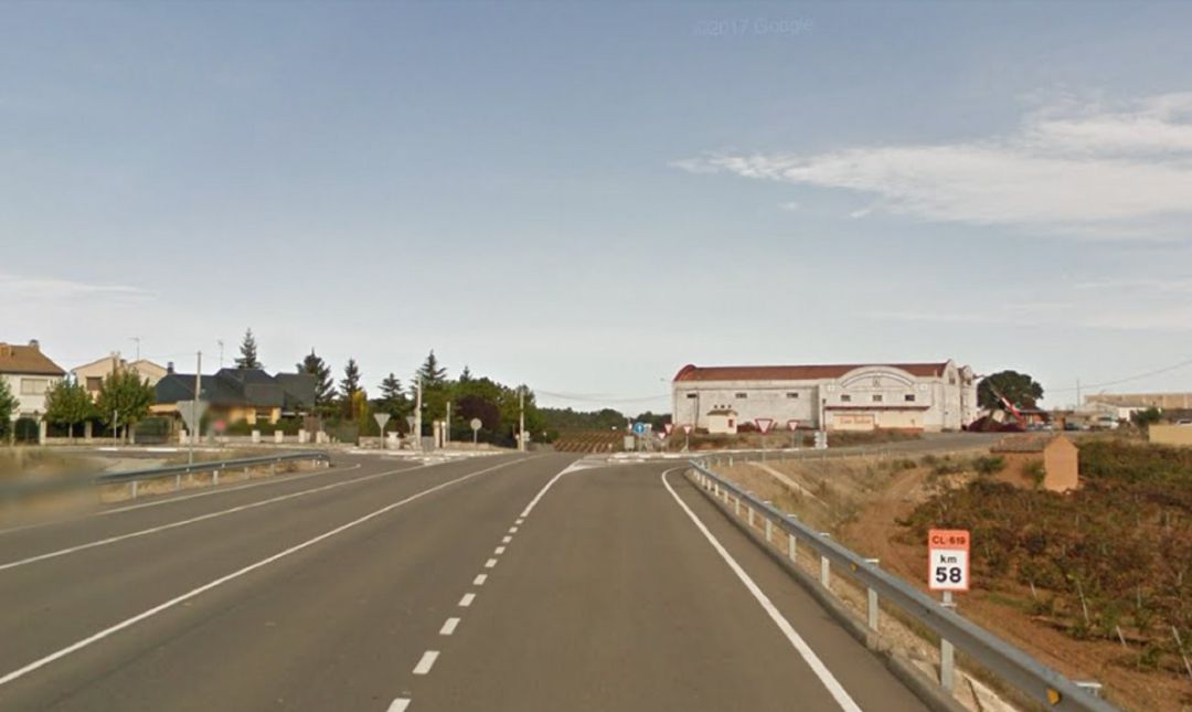 Punto kilométrico 58 de la carretera CL-619, en el término de La Horra, donde tuvo lugar la colisión de los dos turismos. Punto kilométrico 58 de la carretera CL-619, en el término de La Horra, donde tuvo lugar la colisión de los dos turismos.