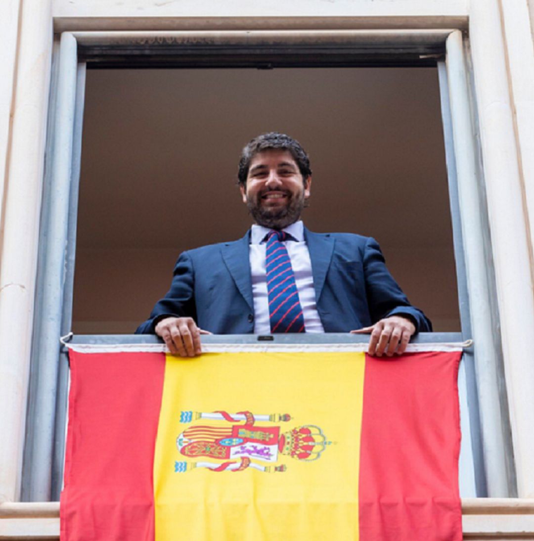 López Miras ve "inaudito" que al PSOE le "moleste tanto la bandera de España" y "no los lazos amarillos" López Miras ve "inaudito" que al PSOE le "moleste tanto la bandera de España" y "no los lazos amarillos"