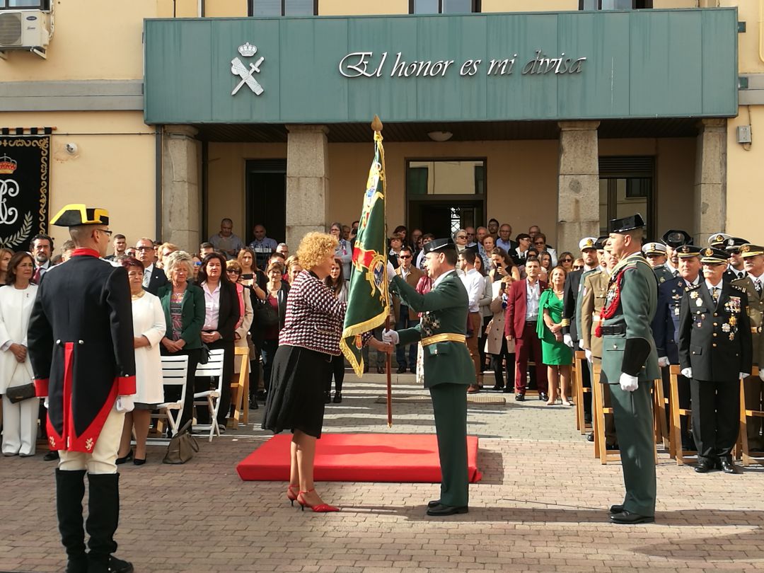 Lirio Martín hace entrega del nuevo guión de la comandancia al teniente coronel José Luis Ramírez Lirio Martín hace entrega del nuevo guión de la comandancia al teniente coronel José Luis Ramírez