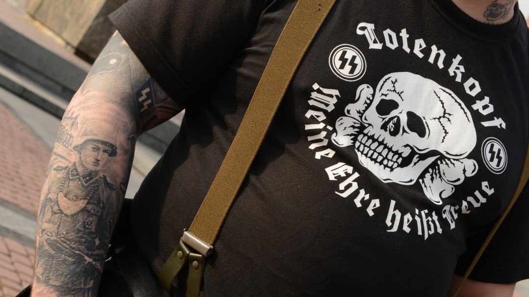Excluido de la Guardia Civil por llevar tatuajes nazis