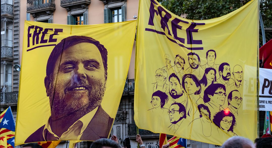 Manifestantes con pancartas en apoyo a Junqueras y el resto de encarcelados y fugados Manifestantes con pancartas en apoyo a Junqueras y el resto de encarcelados y fugados
