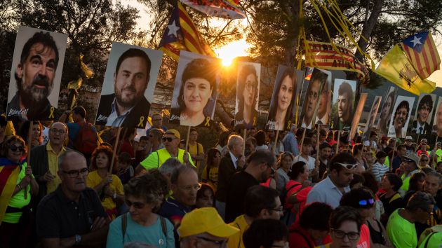 Manifestantes con pancartas con las caras de los encarcelados Manifestantes con pancartas con las caras de los encarcelados