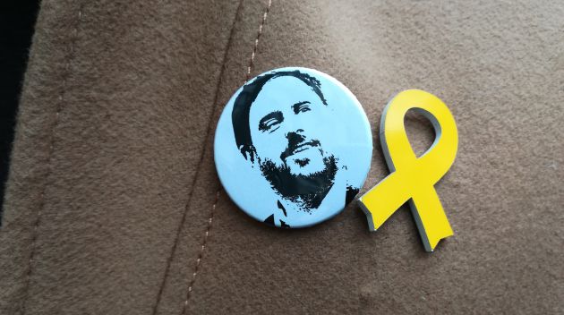 Chapa con la cara de Junqueras en el abrigo de Gabriel Rufián Chapa con la cara de Junqueras en el abrigo de Gabriel Rufián