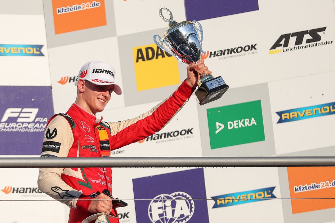 Mick Schumacher celebra su segunda posición el la carrera Mick Schumacher celebra su segunda posición el la carrera