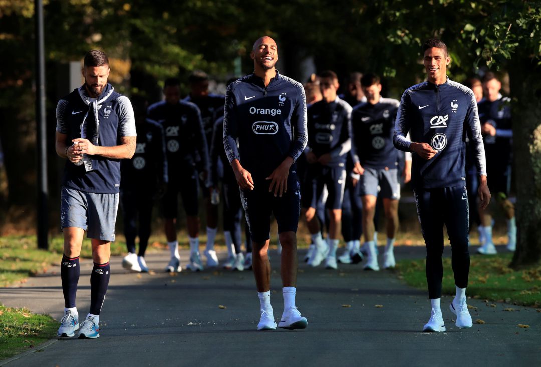 Varane, acompañado de Nzonzi y Giroud, en la concentración francesa en Clairefontaine Varane, acompañado de Nzonzi y Giroud, en la concentración francesa en Clairefontaine