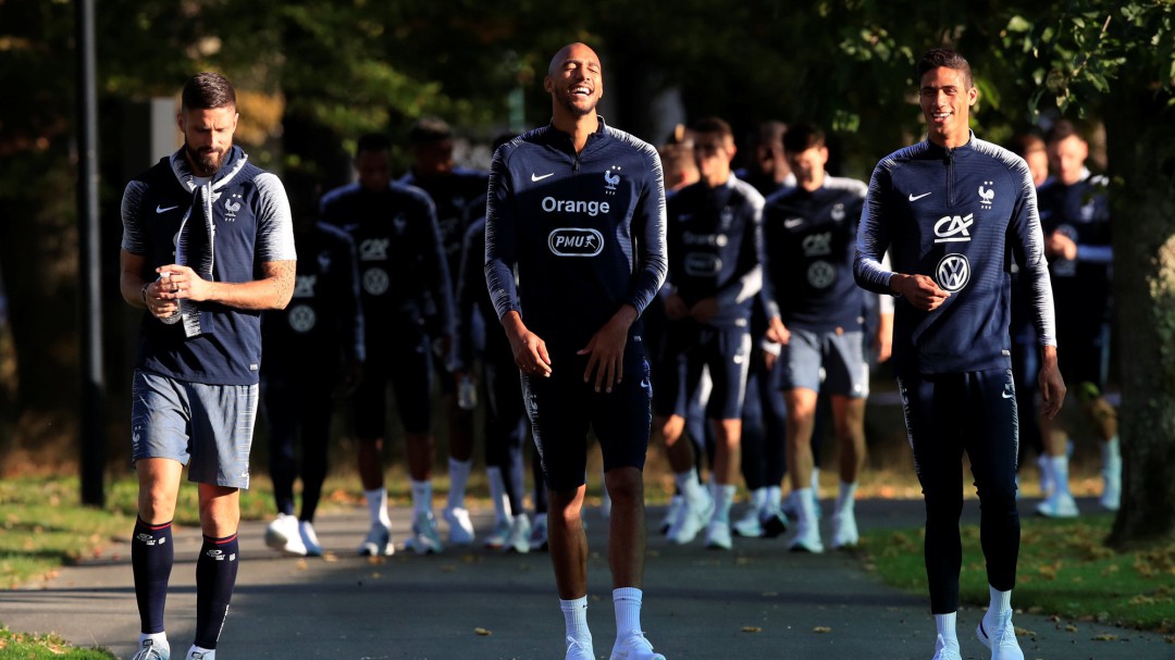 Varane no completa el entrenamiento con Francia por molestias musculares