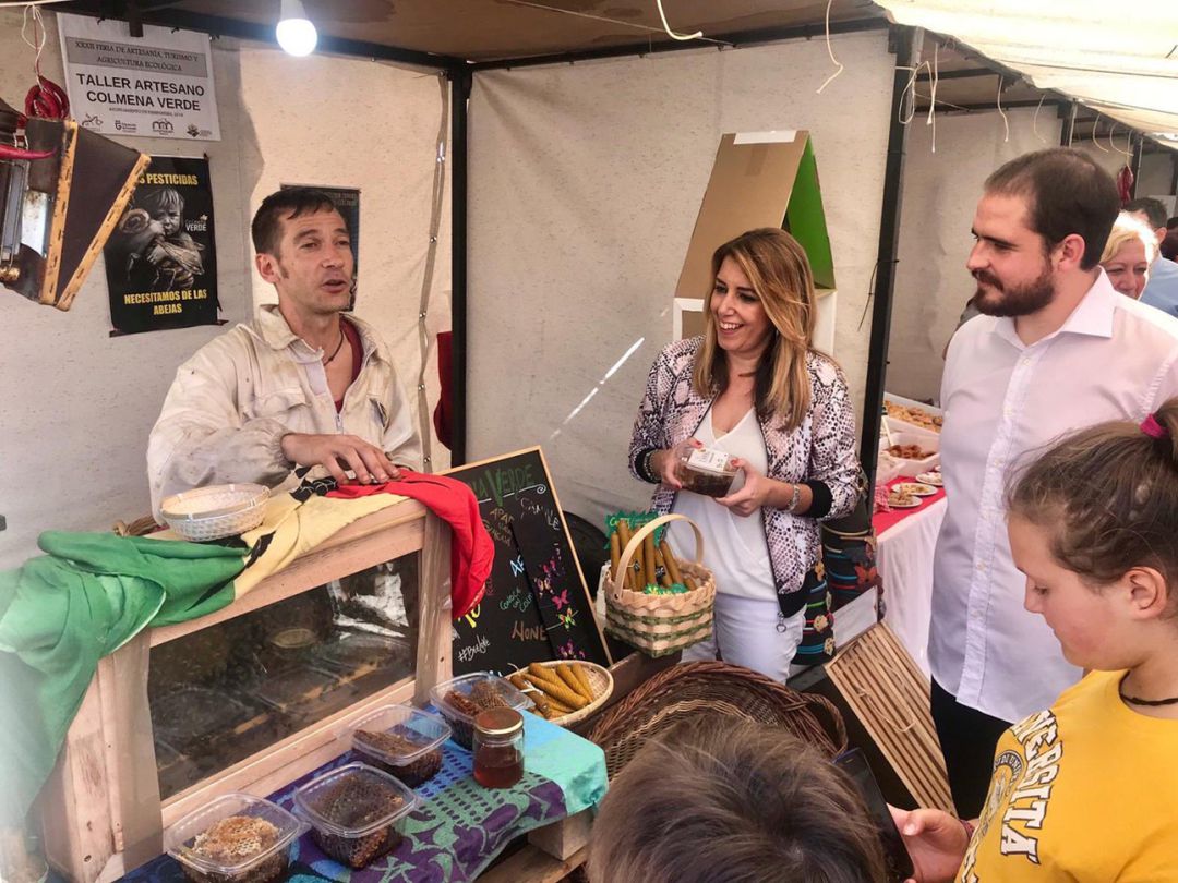 La presidenta de la Junta junto al alcalde de Pampaneira en uno de los puestos de la feria de artesanía que se celebra en esta localidad de la Alpujarra La presidenta de la Junta junto al alcalde de Pampaneira en uno de los puestos de la feria de artesanía que se celebra en esta localidad de la Alpujarra