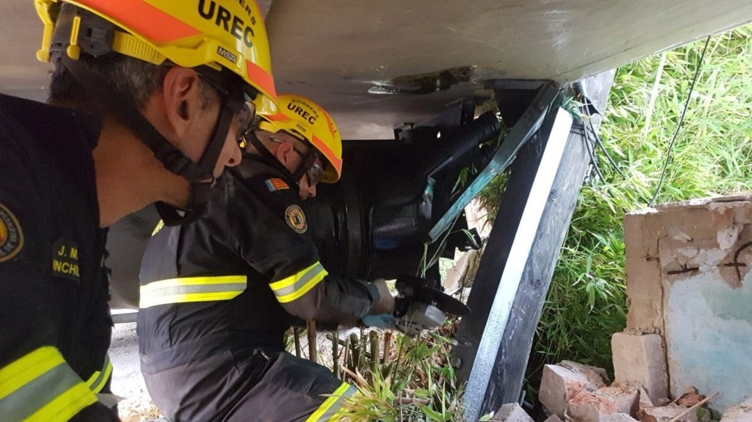Un camión queda atrapado en Sagunt y deja aislada una urbanización
