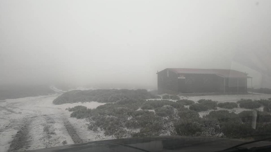 Los restos del huracán Leslie dejan nieve en las cumbres del Bierzo y Laciana