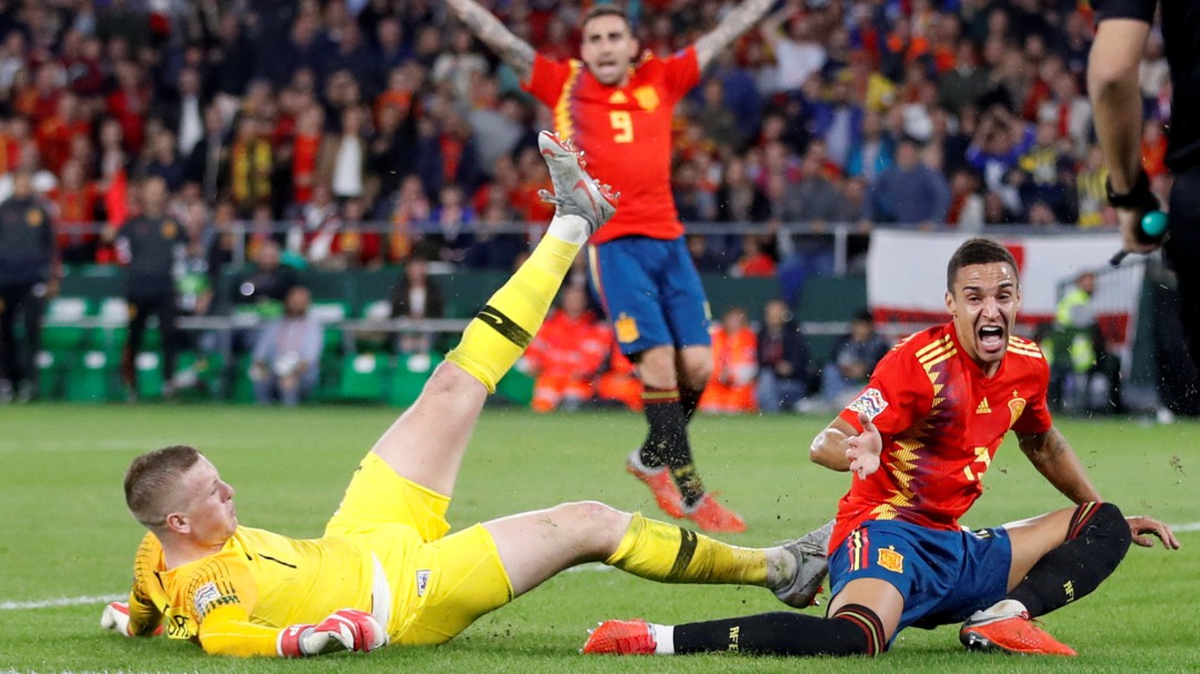 Inglaterra saca partido de los despistes de España