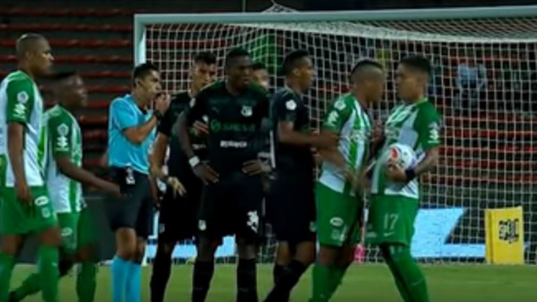Expulsado por agredir de un cabezazo a un compañero en pleno partido
