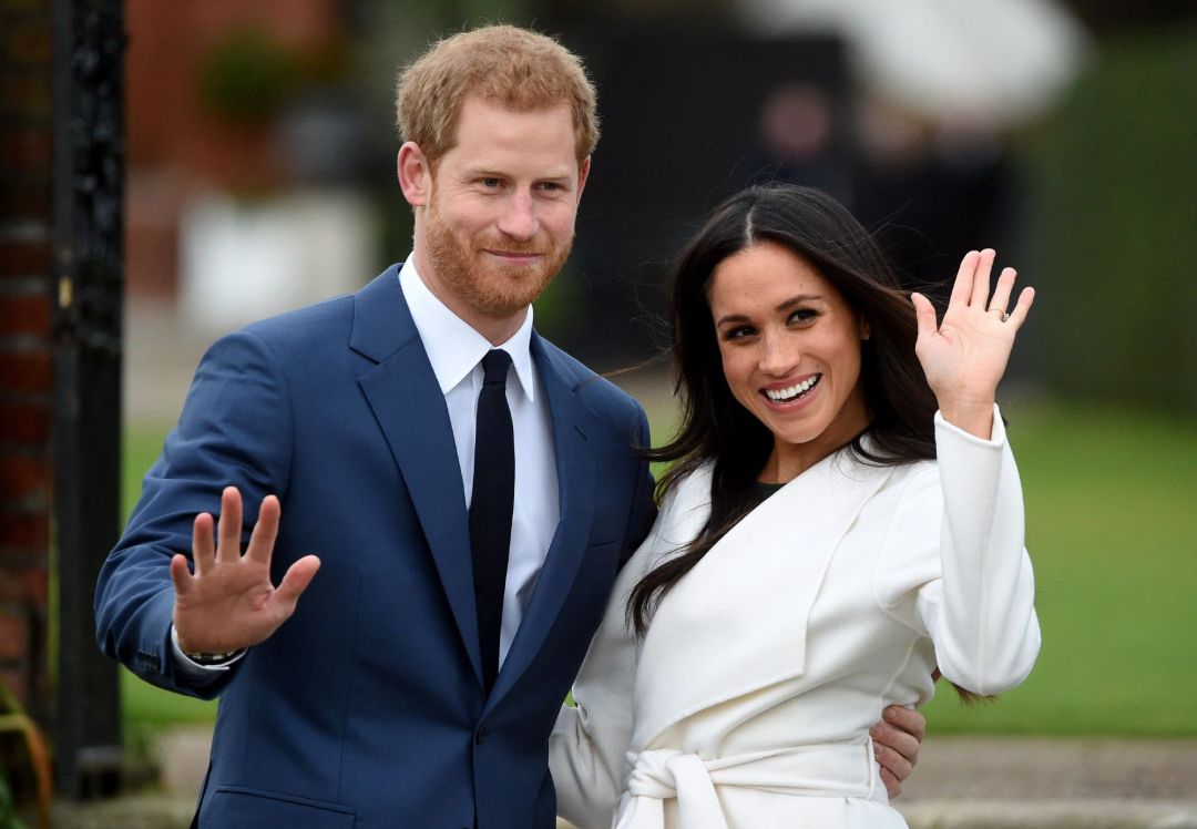 Foto de archivo de los duques de Sussex, Enrique y Meghan, durante el anuncio de su compromiso en el Palacio de Kensington d Foto de archivo de los duques de Sussex, Enrique y Meghan, durante el anuncio de su compromiso en el Palacio de Kensington d