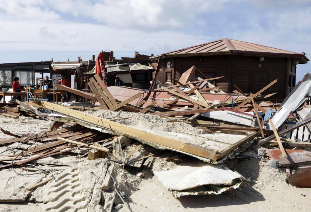 Imagen de un restaurante destrozado en Praia da Vieira tras el paso del huracán Leslie Imagen de un restaurante destrozado en Praia da Vieira tras el paso del huracán Leslie