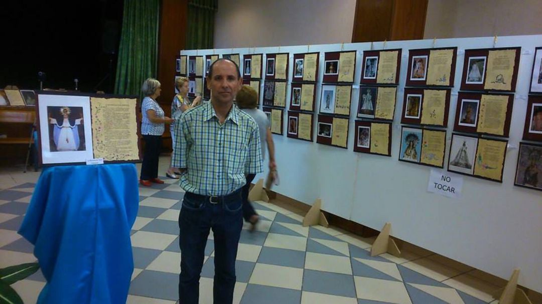 El escritor jareño durante la presentación de su obra. El escritor jareño durante la presentación de su obra.