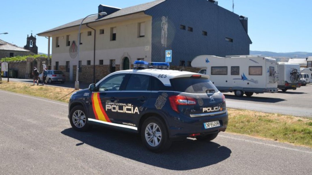 Tres policías requieren atención médica al intervenir en un incendio en un piso de Ponferrada