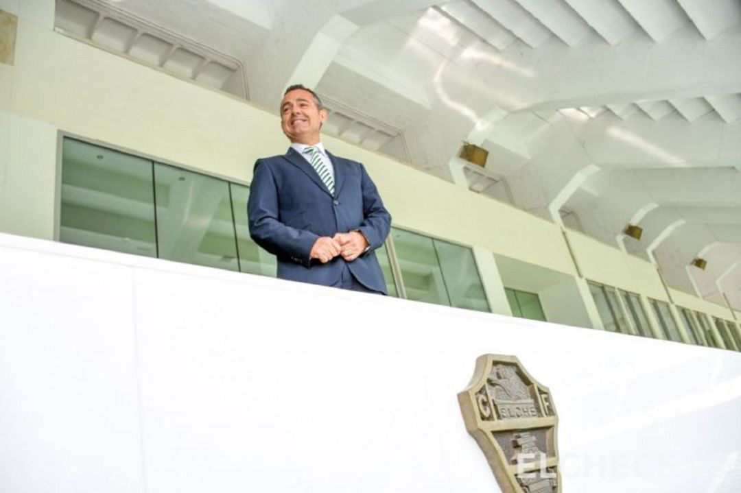 El presidente del Elche, Diego García, en el palco del Martínez Valero El presidente del Elche, Diego García, en el palco del Martínez Valero