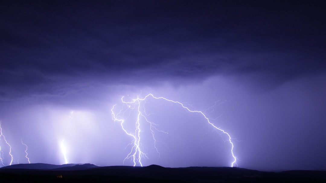 Cortes de luz, viento a más de 100 Km/h y cancelación de vuelos en Menorca