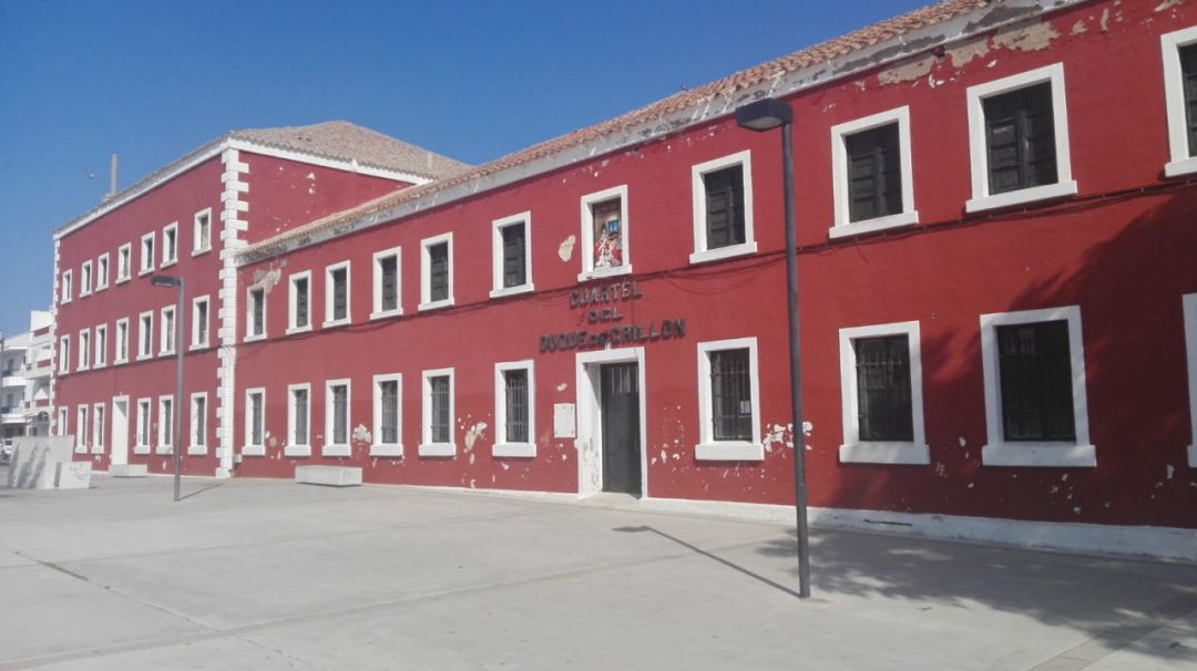 Los antiguos cuarteles militares de Es Castell están en el mismo centro de la población Los antiguos cuarteles militares de Es Castell están en el mismo centro de la población