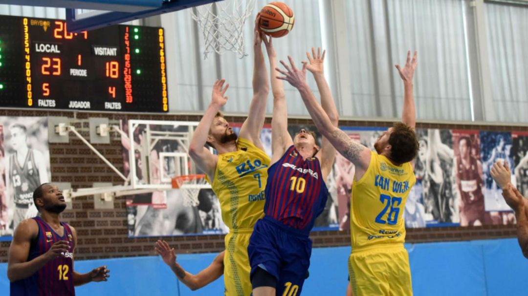 Después de una semana,sin tiempo para descansar y preparar los partidos en el inicio de la liga LEB Oro, el Club Ourense Baloncesto,conseguía la segunda victoria consecutiva en la cancha del Barcelona B, por 64 a 76. Después de una semana,sin tiempo para descansar y preparar los partidos en el inicio de la liga LEB Oro, el Club Ourense Baloncesto,conseguía la segunda victoria consecutiva en la cancha del Barcelona B, por 64 a 76.