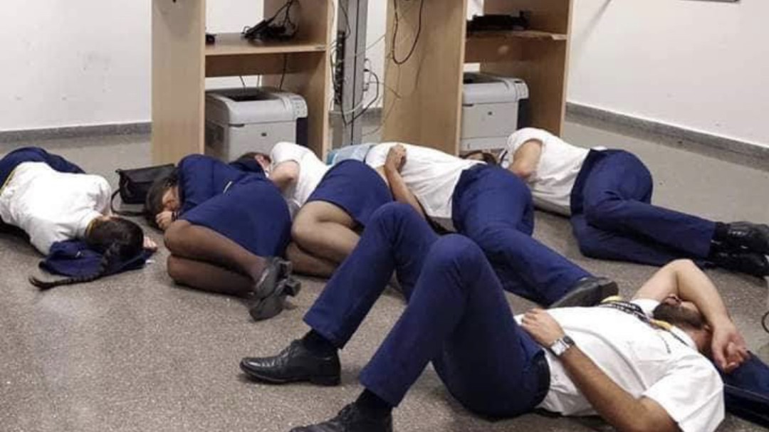 Tripulantes de Ryanair durmieron en el suelo