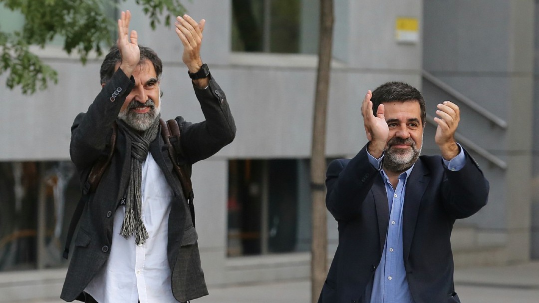 Sànchez y Cuixart: un año en prisión acusados de buscar una explosión violenta