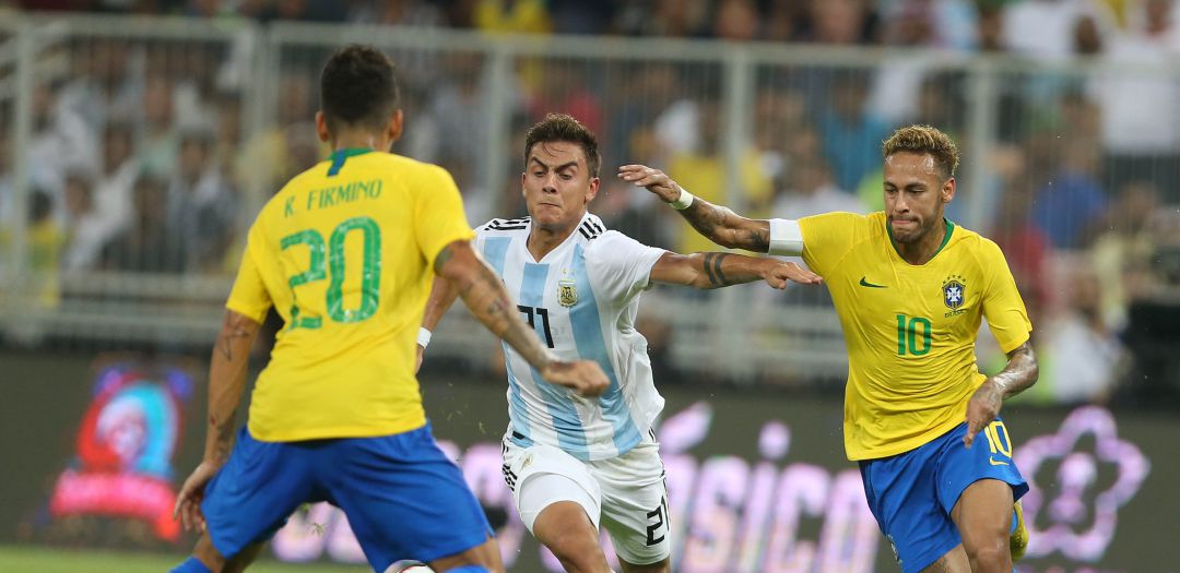 Neymar y Dybala pugnan por llevarse la pelota Neymar y Dybala pugnan por llevarse la pelota