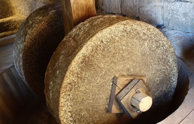 Amoladora tradicional de piedra. Amoladora tradicional de piedra.