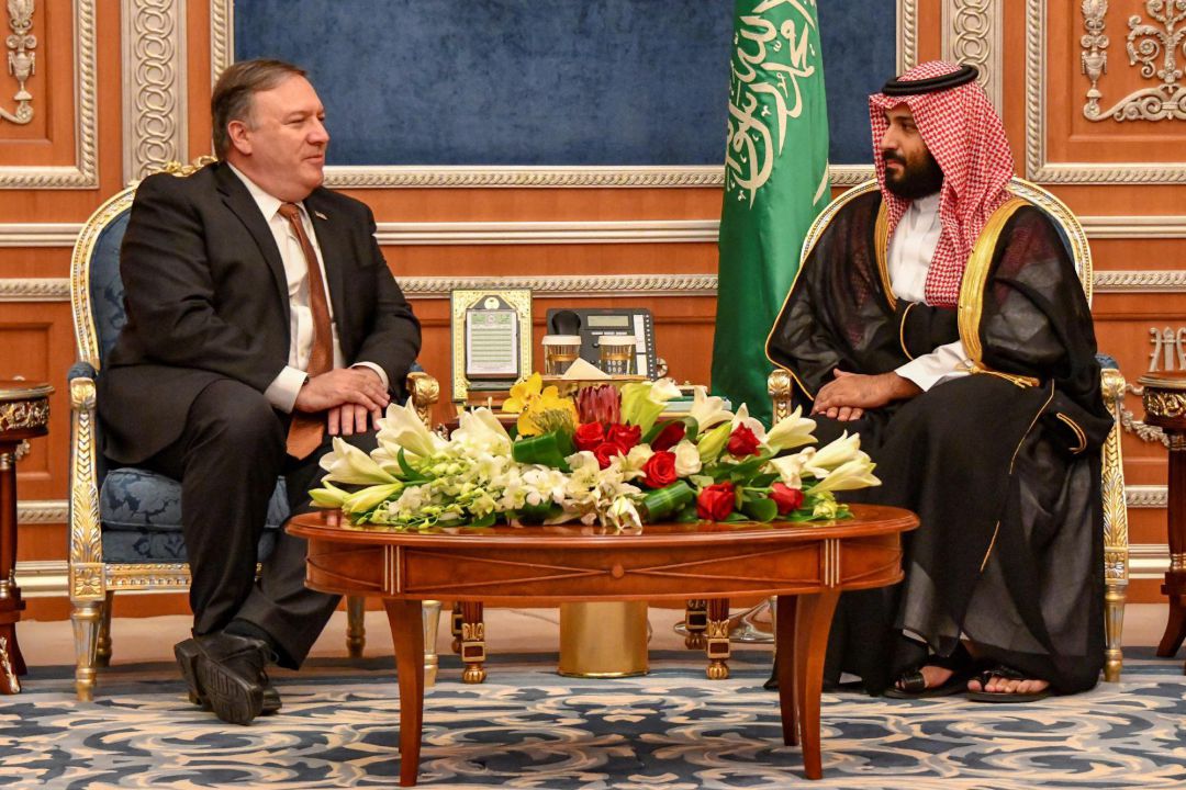 Fotografía cedida por el Departamento de Estado estadounidense que muestra al secretario de Estado estadounidense, Mike Pompeo, durante su encuentro con el príncipe heredero saudí, Mohamed bin Salman Fotografía cedida por el Departamento de Estado estadounidense que muestra al secretario de Estado estadounidense, Mike Pompeo, durante su encuentro con el príncipe heredero saudí, Mohamed bin Salman