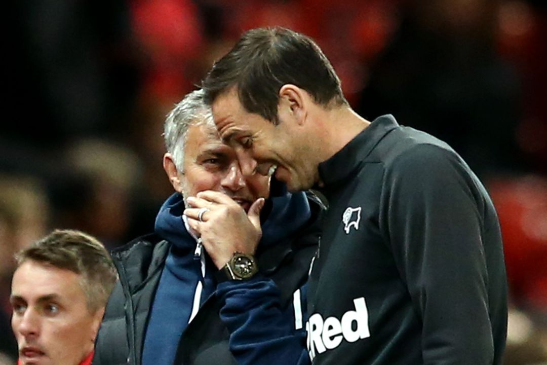 Mourinho y Lampard sonríen mientras charlan Mourinho y Lampard sonríen mientras charlan