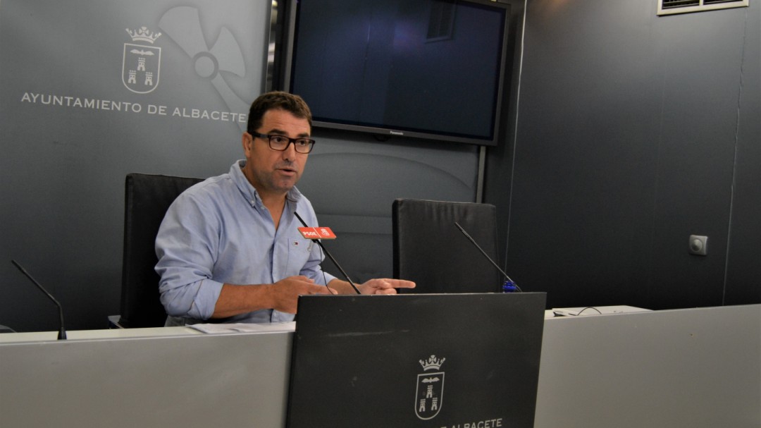 El PSOE denuncia que se destine más dinero al arreglo de zonas caninas que al plan de empleo