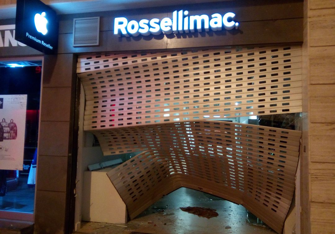 Alunizaje en la tienda Rossellimac del centro de Huelva