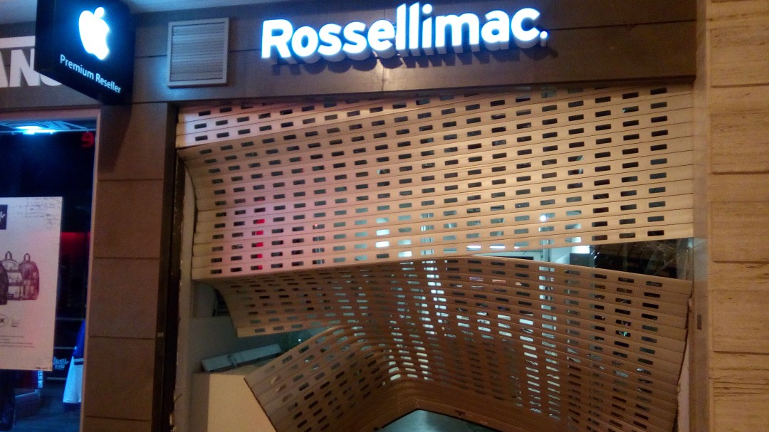Alunizaje en la tienda Rossellimac del centro de Huelva