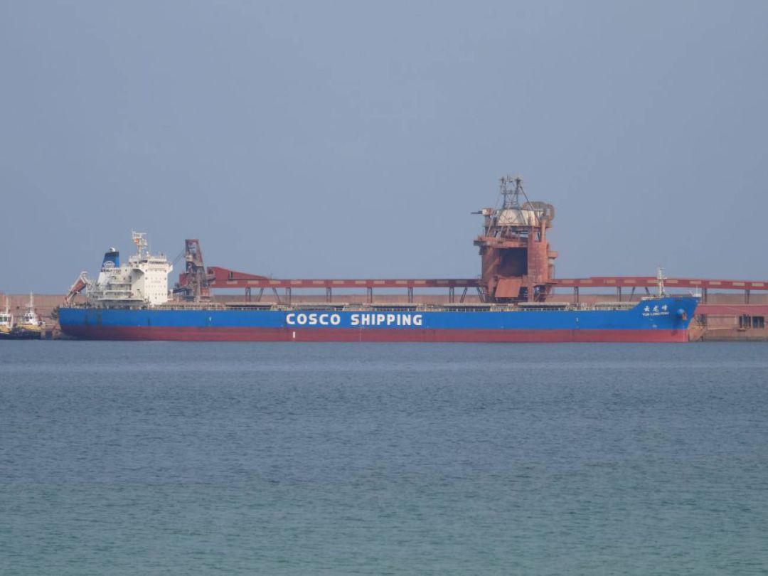 Imagen de un barco operando en el puerto de Alcoa-San Cibrao. Imagen de un barco operando en el puerto de Alcoa-San Cibrao.