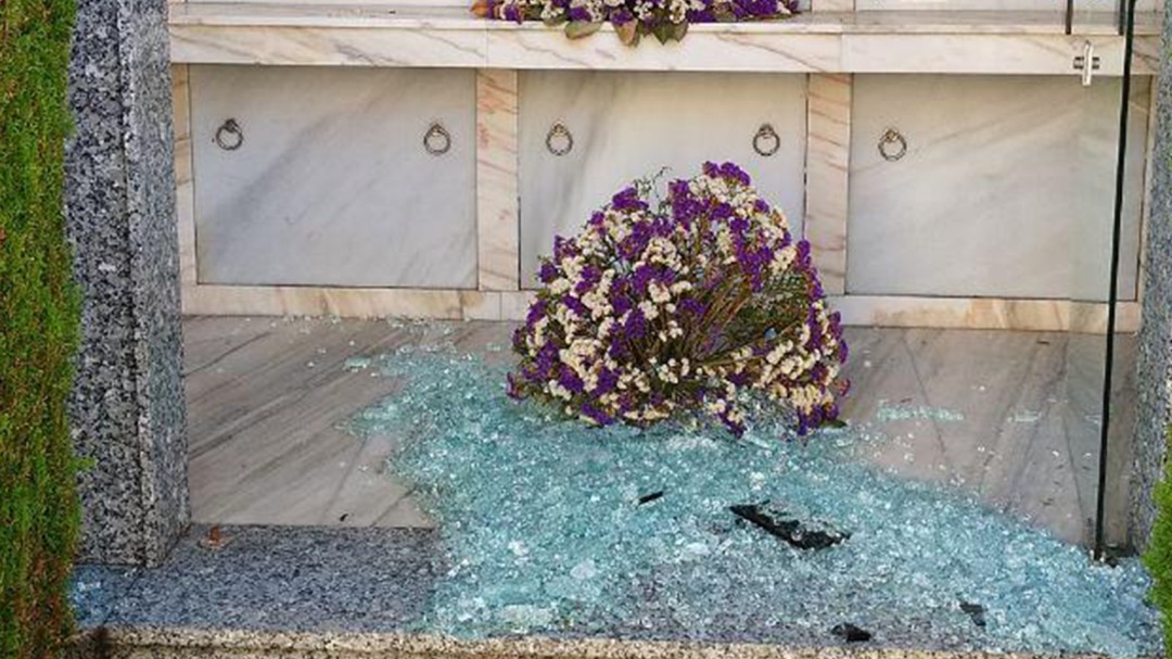 La policía científica investiga los destrozos en el Cementerio de Lérez