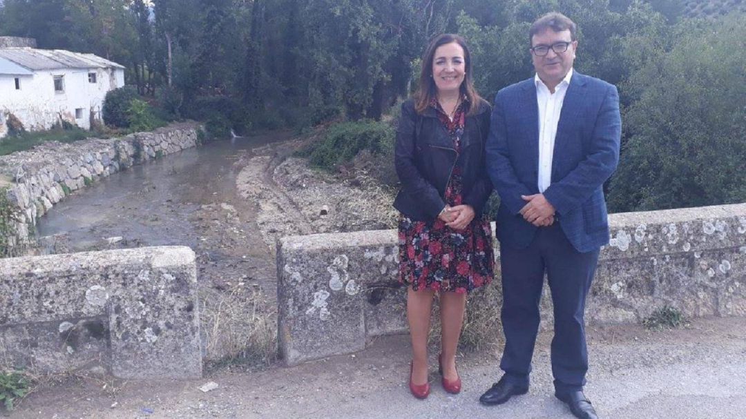 Catalina Madueño, subdelegada del gobierno, junto a Cristóbal Rodríguez, alcalde de Castillo de Locubín Catalina Madueño, subdelegada del gobierno, junto a Cristóbal Rodríguez, alcalde de Castillo de Locubín